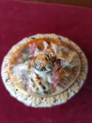 Caja porcelana Capodimonte figura Cupido