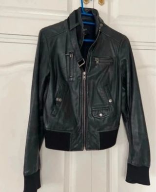 Cazadora de cuero negra