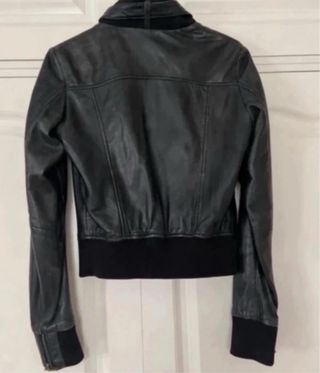 Cazadora de cuero negra