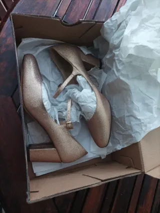 Zapatos dorados tacón 7cm talla 38