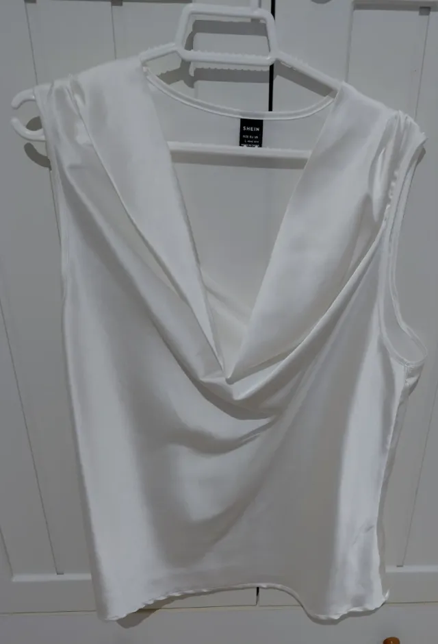 Blusa SHEIN blanca drapeada talla L