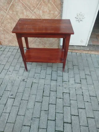 Mesa auxiliar de madera