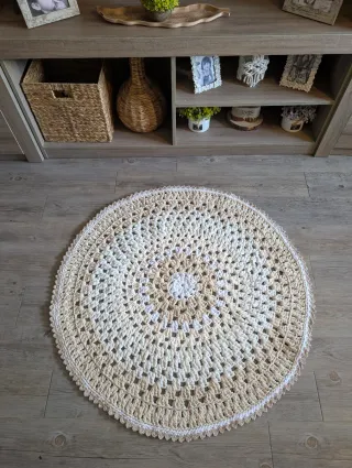 Alfombra ganchillo beige y blanco