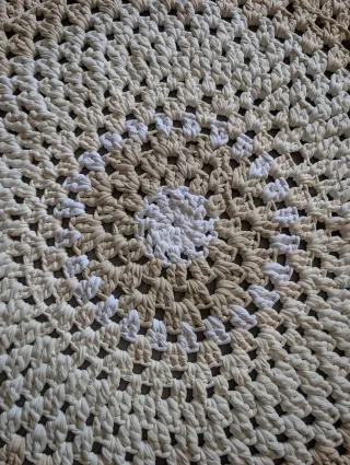Alfombra ganchillo beige y blanco