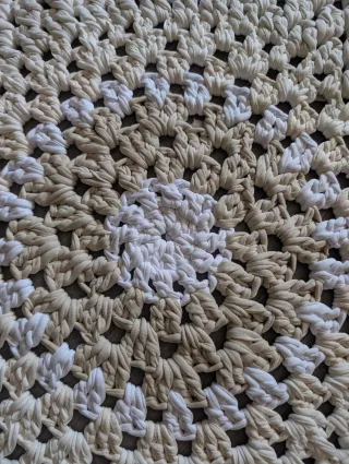 Alfombra ganchillo beige y blanco