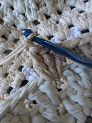 Alfombra ganchillo beige y blanco