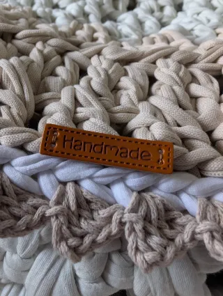 Alfombra ganchillo beige y blanco