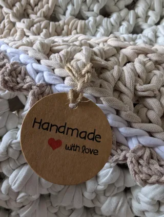 Alfombra ganchillo beige y blanco