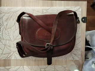 Bolso de cuero natural. Marca A. Pietri