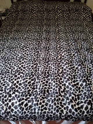 Tela con estampado animal print