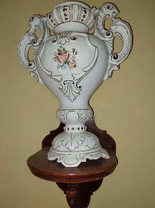 Jarrón antiguo de cerámica con rosas