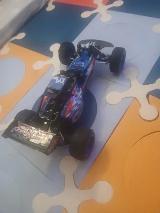 Coche teledirigido RC azul y rojo