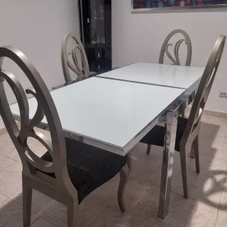 Mesa de comedor cristal y metal plateado