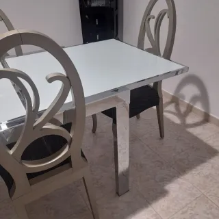 Mesa de comedor cristal y metal plateado
