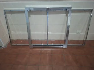 Mesa de comedor cristal y metal plateado