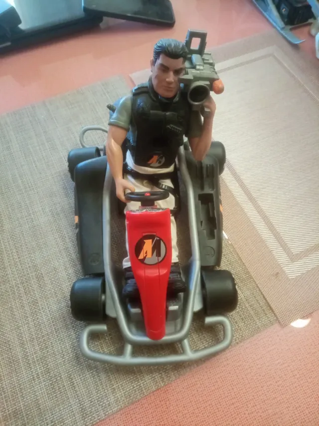 Action Man in Kart Car e conducente con fotocamera