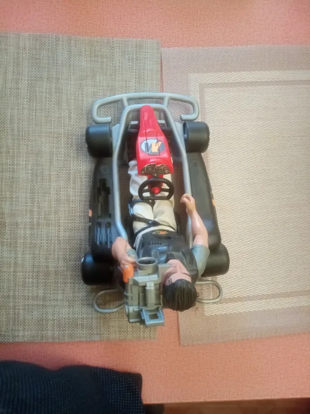 Action Man in Kart Car e conducente con fotocamera