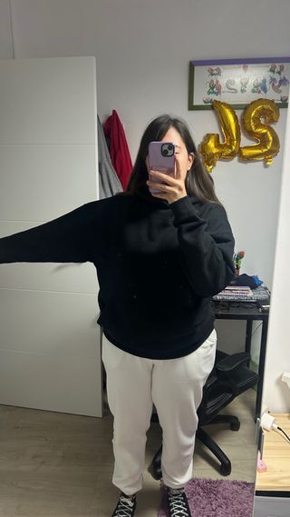 Sudadera negra con capucha oversize
