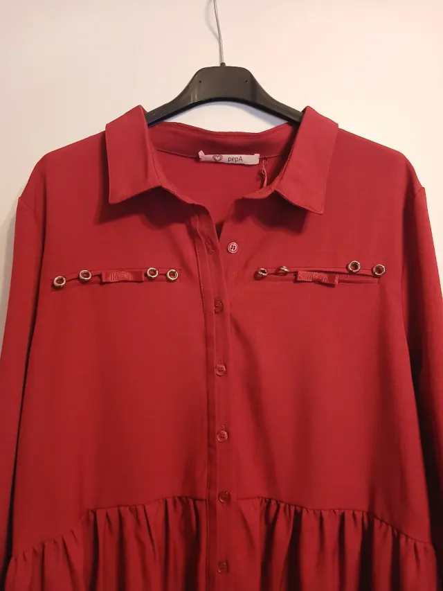 Vestido camisero rojo con volantes