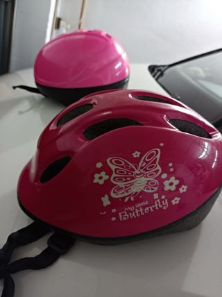 Dos cascos de  bici para niña