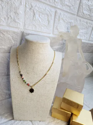 Collar de acero en oro con colgante de flor
