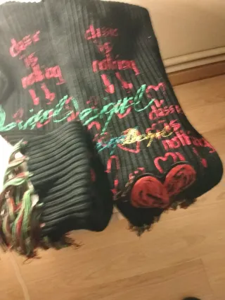 Bufanda negra con bordados rojos y corazones