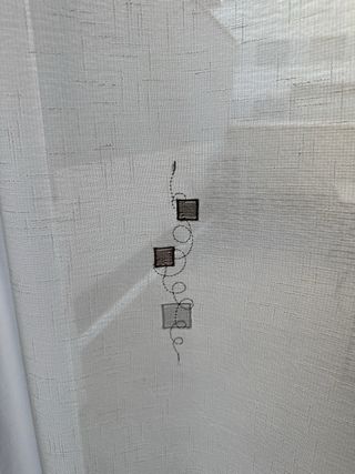 Cortinas blancas con detalles grises