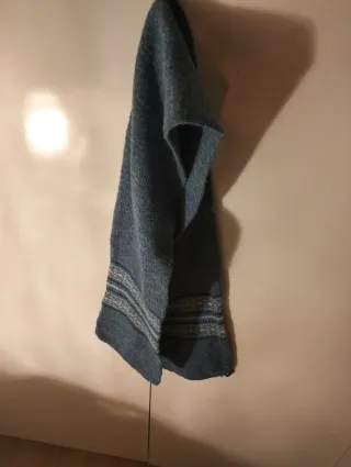 Bufanda de punto azul con diseño