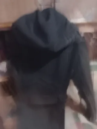 Cappotto corto con cappuccio nero