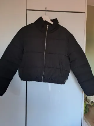 Cazadora IKKS negra corta acolchada