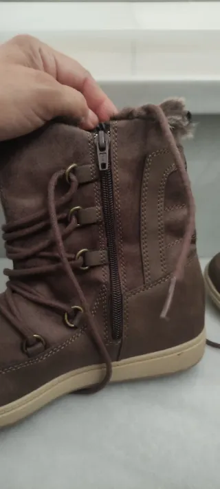 Botas marrones nuevas con etiqueta