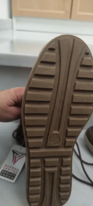 Botas marrones nuevas con etiqueta