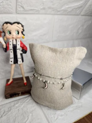 Pulsera de acero con lunas rosas y perlas