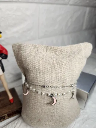 Pulsera de acero con lunas rosas y perlas