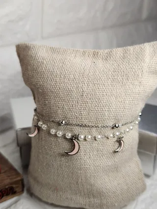 Pulsera de acero con lunas rosas y perlas