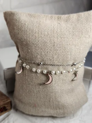 Pulsera de acero con lunas rosas y perlas