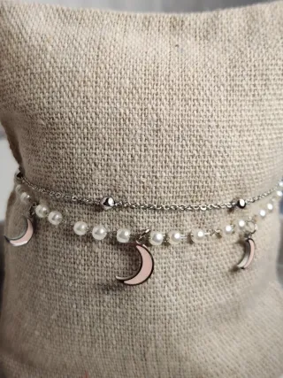 Pulsera de acero con lunas rosas y perlas