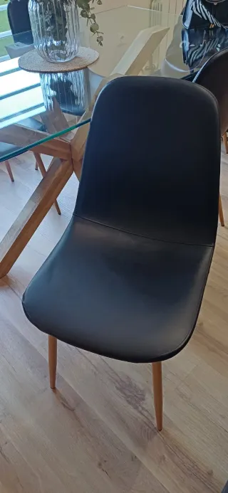 6 Sillas de salón de cuero y madera. Todas por 180