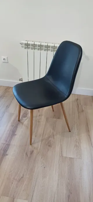 6 Sillas de salón de cuero y madera. Todas por 180