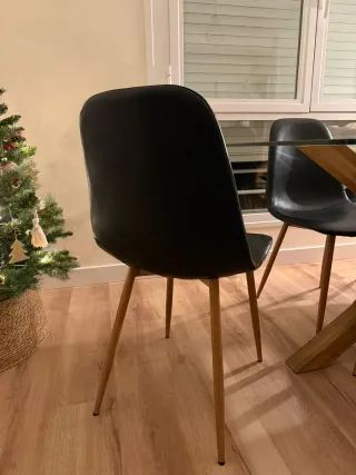 6 Sillas de salón de cuero y madera. Todas por 180