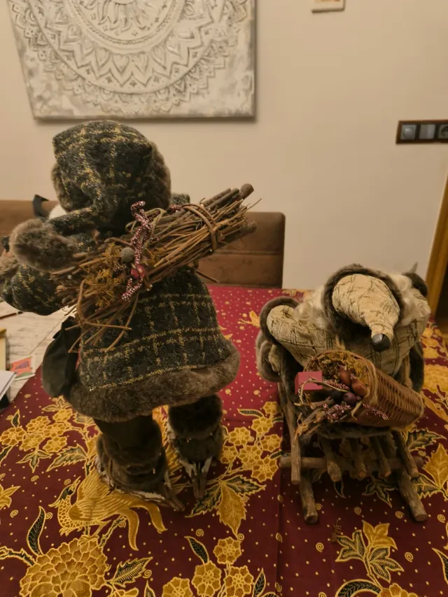 Figuras de Papá Noel de tela y mimbre