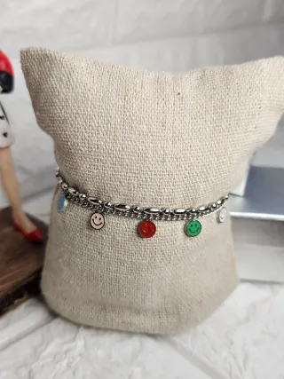 Pulsera acero con dijes de caritas sonrientes