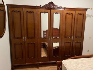 Armario ropero de madera con espejos