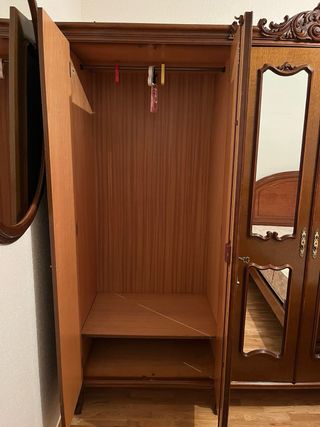 Armario ropero de madera con espejos
