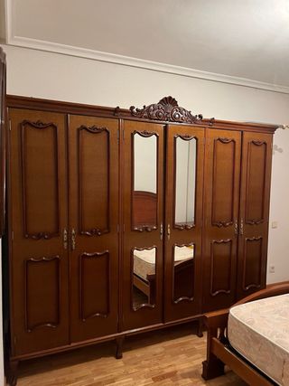 Armario ropero de madera con espejos