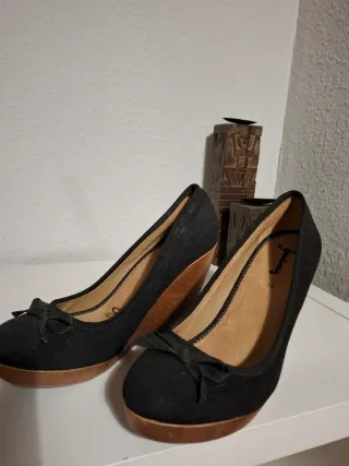 Zapatos de cuña madera negros con detalle de lazo