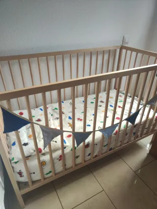 Cuna Ikea SNIGLAR + Colchón y Ropa de Cama