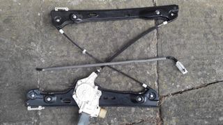 Ricambi BMW E91: Vetro finestrino lato guida