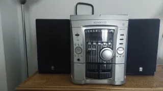 Equipo de música Kenwood con altavoces