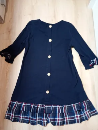 Vestido azul con volantes y detalles estampado cua